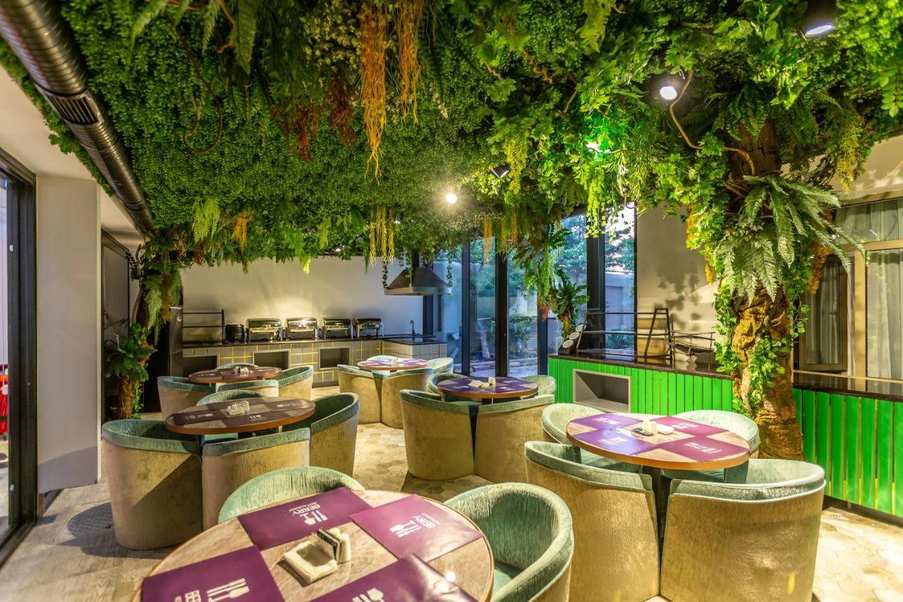 Ivy Garden Hotel Баку Екстериор снимка The interior of the restaurant